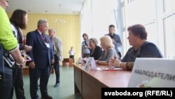Еуропадағы қауіпсіздік және ынтымақтастық ұйымы бақылаушылары Минскідегі сайлау учаскелерінің бірінде. 11 қыркүйек 2016 жыл.