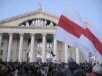 The crowd began gathering in the early evening yesterday (RFE/RL)