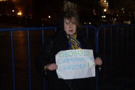 Екатерина Мальдон проводит пикет в поддержку Савченко и Сенцова