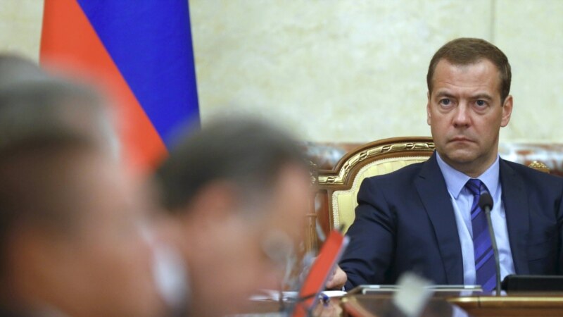 Медведев: запрет на медаппараты из-за границы «будет основательно взвешен» 