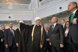 Владимир Путин (в центре) и Реджеп Эрдоган (справа) во время открытия Соборной мечети в Москве, 23 сентября 2015 года