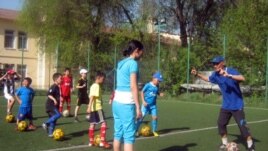 Алматы қалалық балалар мен жасөспірімдер лигасының жетекшісі, жаттықтырушы Бауыржан Сәрсекенов балалармен жаттығу өткізіп жатыр. Алматы, 17 сәуір 2012 жыл.