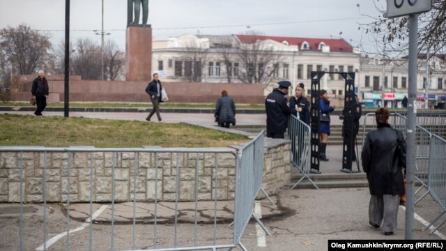 Центральная площадь Симферополя перекрыта спецслужбами и