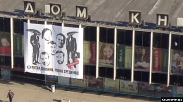 Плакат на фасаде Дома книги. Фотография из твиттера Алексея Венедиктова