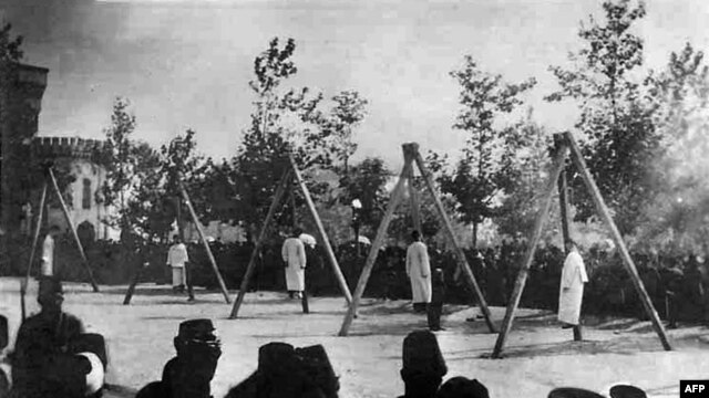 Slika iz jermenskog Muzeja i instituta za genocid navodno pokazuje vješanje Jermena u Carigradu juna 1915.