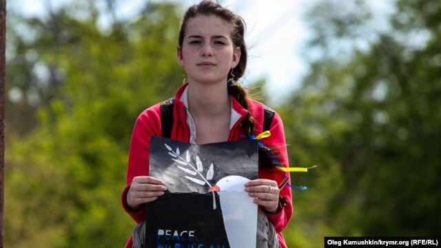 Ukraine, Crimea -- Ukrainian girl pickets against Russian military action, Simferopol, 17Apr2014