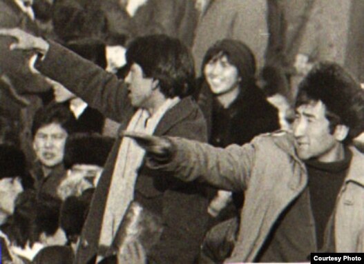 Бұрынғы Брежнев, қазіргі Республика алаңындағы қазақ жастарының демонстрациясы. Алматы, желтоқсан, 1986 жыл.(Мемлекеттік орталық мұрағаттан алынған фотокөшірме)