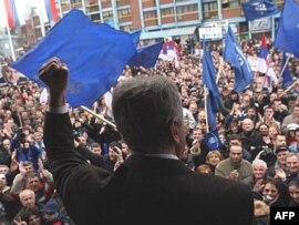 Tomislav Nikolić na predizbornom skupu u Kosovskoj Mitrovici, 16. januar 2008