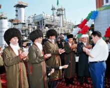 Turkmenistan – Energy / religion – Muslim clergy, elders and President Saparmurat Niyazov (R) pray at the opening of a gas compressor station at the Korpeje oil and gas field, 14 September 2005. (Size: 660x465.)