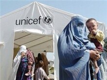 Afghanistan -- Afghan refugee women with their children leave the United Nations High Commission for Refugees (UNHCR) facility after returing from Pakistan, in Kabul, 31May2007