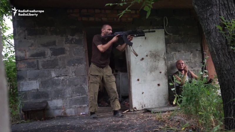 Ukrainian Soldiers Return Fire With Separatists In Eastern Ukraine