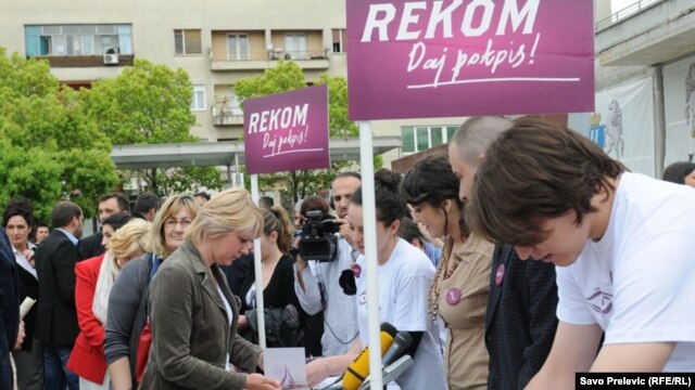 Prikupljanje potpisa podrške za REKOM, Podgorica, april 2011.