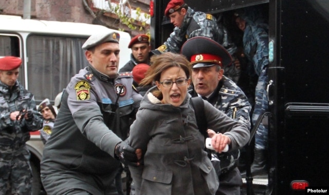 Ереванская полиция задерживает участников акции протеста в день визита Путина
