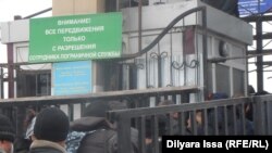 Қазақстанның Өзбекстанмен шекара бекеттерінің бірінде кезекте тұрған адамдар. (Көрнекі сурет.)