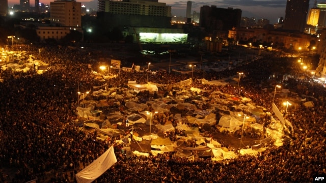 Anti-vladini protesti na Tahrir trgu u Kairu, 2011. 
