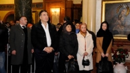შობას პრეზიდენტი, მთავრობის რამდენიმე წევრთან ერთად, სამების საკათედრო ტაძარში შეხვდა.