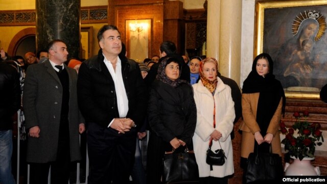 შობას პრეზიდენტი, მთავრობის რამდენიმე წევრთან ერთად, სამების საკათედრო ტაძარში შეხვდა.