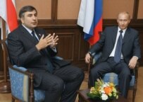 Saakashvili and Putin at the table in 2005 (file photo) (ITAR-TASS)