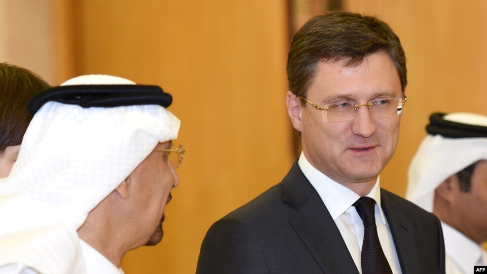 Russian Energy Minister Aleksandr Novak (right) talks with Saudi Oil Minister Khalid al-Falih at an OPEC meeting.