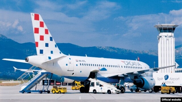 Avion Croatia Airlinesa na aerodromu u Splitu