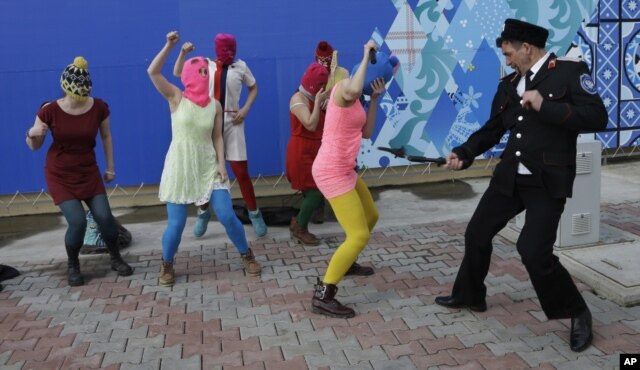 Казак с нагайкой нападает на участниц Pussy Riot во время записи клипа