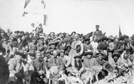 Жетісудың аңшы қазақтары. 1913 жылғы «Фольбаум альбомындағы» Павел Лейбин түсірген фото.
