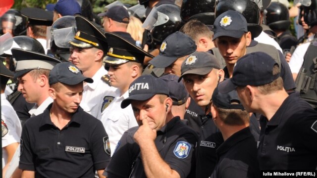 Правоохоронці неподалік багатотисячного мітингу в Кишиневі