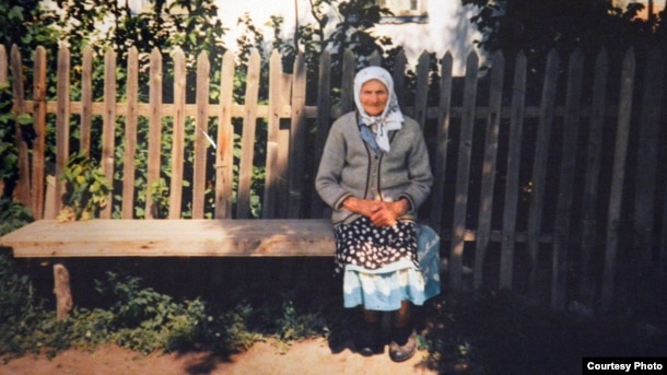 Леонтин Креницкийдің анасының Горький селосындағы үйінің жанында түскен суреті.