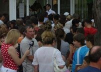 RFE/RL correspondent Elena Moldoveanu (left) interviewing people outside the bureau (RFE/RL)