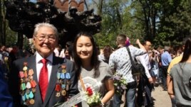 Серикболсын Абдильдин, бывший лидер Компартии Казахстана, с внучкой. Алматы, 9 мая 2014 года.