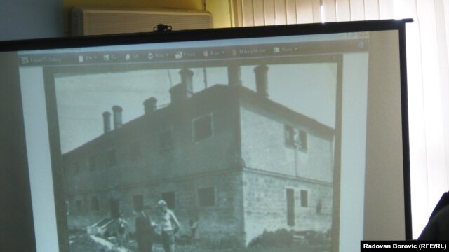 Fotografija starog zatvora prikazana na konferenciji za novinare Komisije za utvrđivanje činjenica o pogubljenju i grobnom mestu generala Dragoljuba Mihailovića, 14. april 2011 