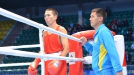 Қазақстан құрамасының бас бапкері Мырзағали Айтжанов (оң жақта) Мерей Ақшаловқа кеңес айтып тұр. Алматы, 23 қазан 2013 жыл.