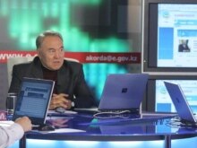 Kazakhstan -- President Nursultan Nazarbaev answeres questions via internet, Astana, 07Jun2007