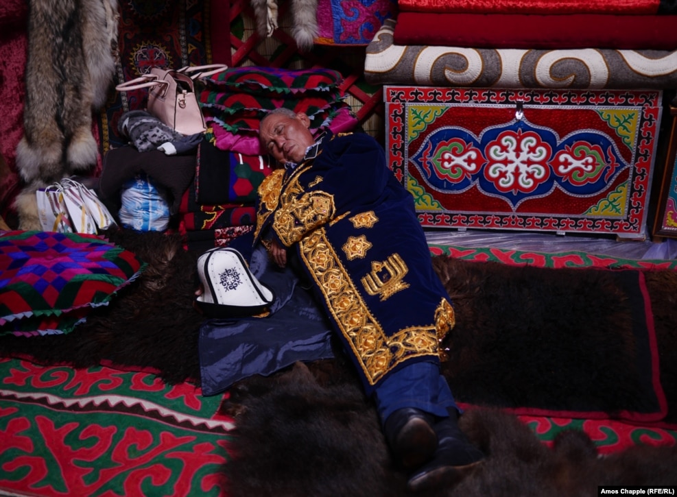 Кыргыз кешесе тирмәдә йокыга талган. Ярышлар җомга көнне, 9 сентябрьдә тәмамлана.