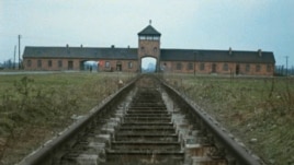 Imagine din „Shoah”, intrarea în lagărul de exterminare de la Auschwitz (Foto: Berlinale)