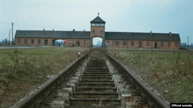 Imagine din „Shoah”, intrarea în lagărul de exterminare de la Auschwitz (Foto: Berlinale)