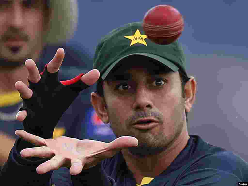 Pakistan's Saeed Ajmal catches the ball during a practice session in Galle ahead of their first test cricket match against Sri Lanka. (Reuters/Dinuka Liyanawatte)