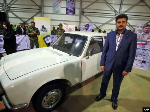 فردی که به عنوان وکیل خریدار خودرو محمود احمدینژاد معرفی شده بود در کنار این خودرو در نمایشگاه منطقه آزاد اروند