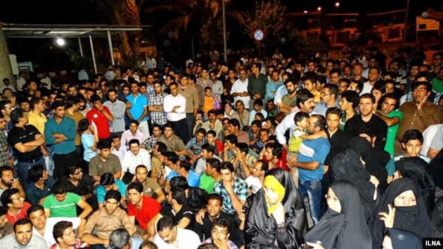 تحصن خانواده های کارگران بازداشتی