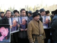 Opposition supporters bury Altynbek Sarsenbaev, 15 February (RFE/RL)