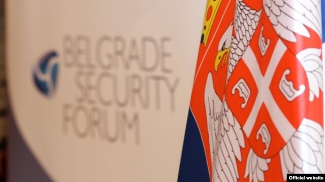 Logo Foruma i zastava Srbije