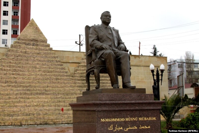 Azerbaijani Youth Ridicule Mubarak Statue