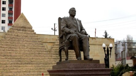 Azerbaijan - Monument of Egypt president Hosni Mubarak in Baku Khirdalan - 31Jan2011