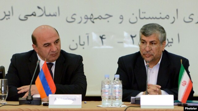Armenia - Energy Minister Armen Movsisian (L) and his Iranian counterpart Majid Namjou chair a session of the Armenian-Iranian intergovernmental commission on economic cooperation, Yerevan, 24Oct2012.