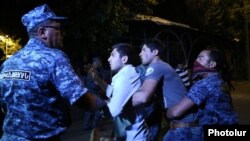 Полиция задерживает протестующих в Ереване. 29 июля 2016 года.
