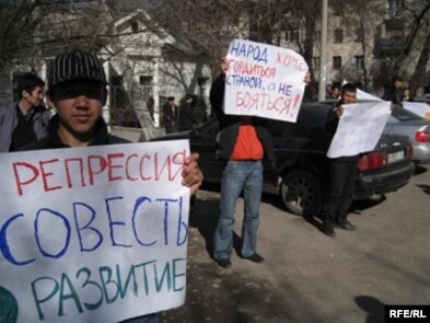 Kyrgyz protests in support of opposition leader Alikbek Jekshenkulov
