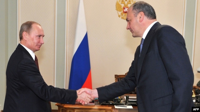 Vladimir Putin (left) with Republic of Daghestan President Magomedsalam Magomedov in Novo-Ogaryovo (file photo)