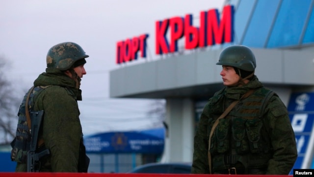 Вооруженные люди – по мнению почти всех, кроме Владимира Путина, российские военные, – в порту крымского города Керчь
