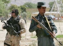Afghanistan -- An Afghan Policeman (R) and a Romanian soldier from the International Security & Assistance Force (ISAF) patrol Kabul, 1Jun2006