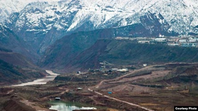 Construction of the dam near the Vakhsh River, seen on the left